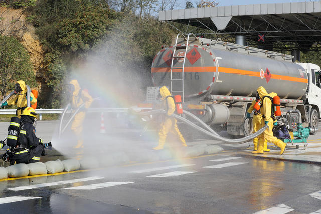  Emergency rescue of hazardous chemicals transport vehicles on Hangzhou Ruili Expressway