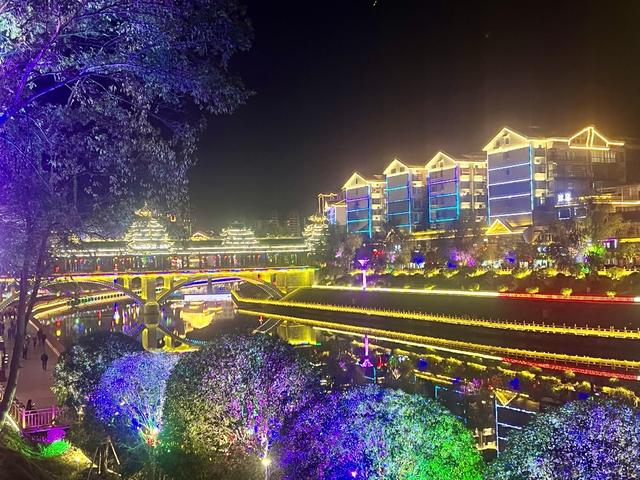 夜色“靓彩”
