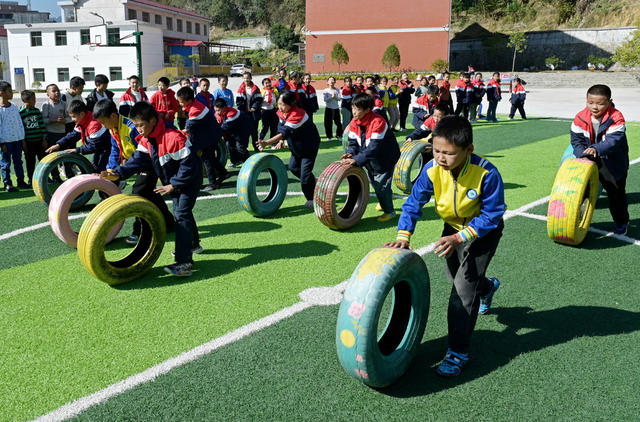 课间十分钟 教育 学校 学生 文体活动 趣味游戏 户外活动 眺绳 运轮胎 