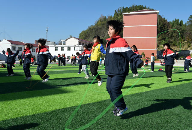 课间十分钟 教育 学校 学生 文体活动 趣味游戏 户外活动 眺绳 运轮胎 