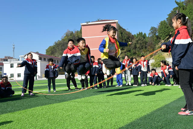 课间十分钟 教育 学校 学生 文体活动 趣味游戏 户外活动 眺绳 运轮胎 