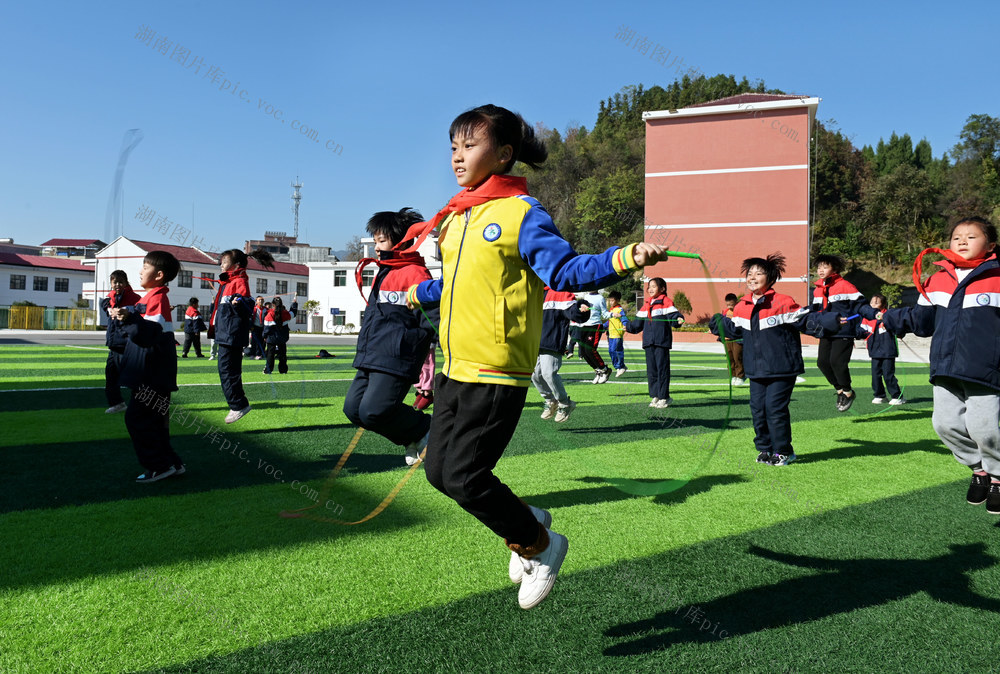 课间十分钟 教育 学校 学生 文体活动 趣味游戏 户外活动 眺绳 运轮胎 