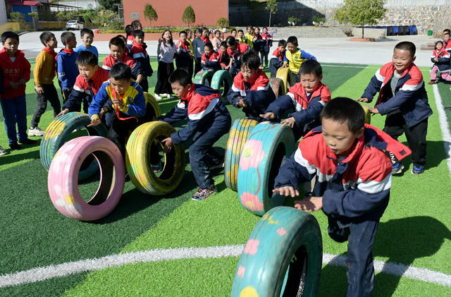 课间十分钟 教育 学校 学生 文体活动 趣味游戏 户外活动 眺绳 运轮胎 
