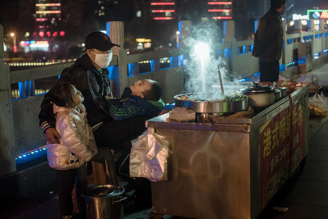 夜晚  步行桥  美食  夜摊  孩子  男人