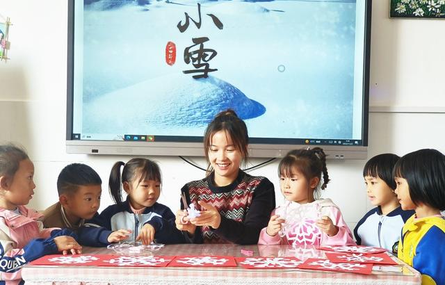 雪花  剪纸。