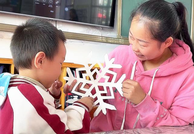雪花  剪纸。