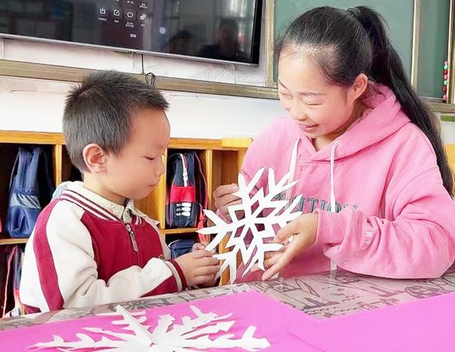 雪花  剪纸。