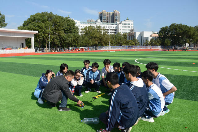 科技
创新
社团
水火箭
中学生