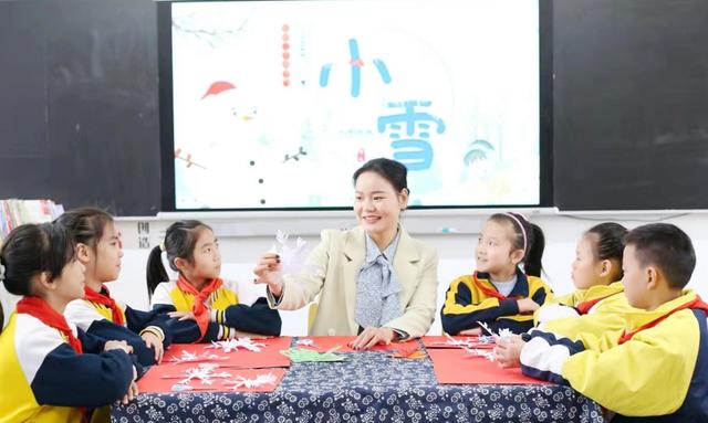 巧手  剪纸