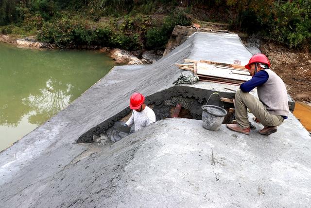 冬修水利
拦河坝抢修