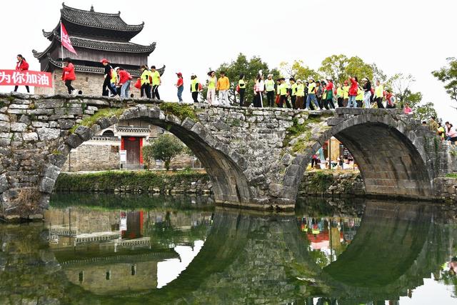 马拉松赛   鸣枪开跑