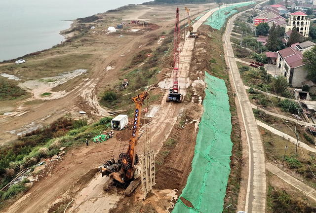  Construction of reinforcement of Zijiangkou dike at Yiyangkou