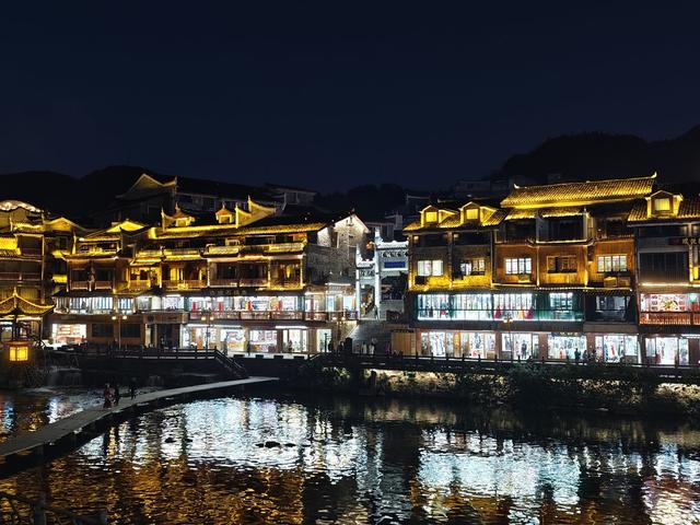 凤凰古城  沱江两岸  灯火璀璨，夜景绚丽