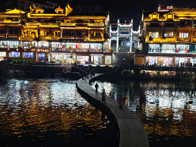 凤凰古城  沱江两岸  灯火璀璨，夜景绚丽