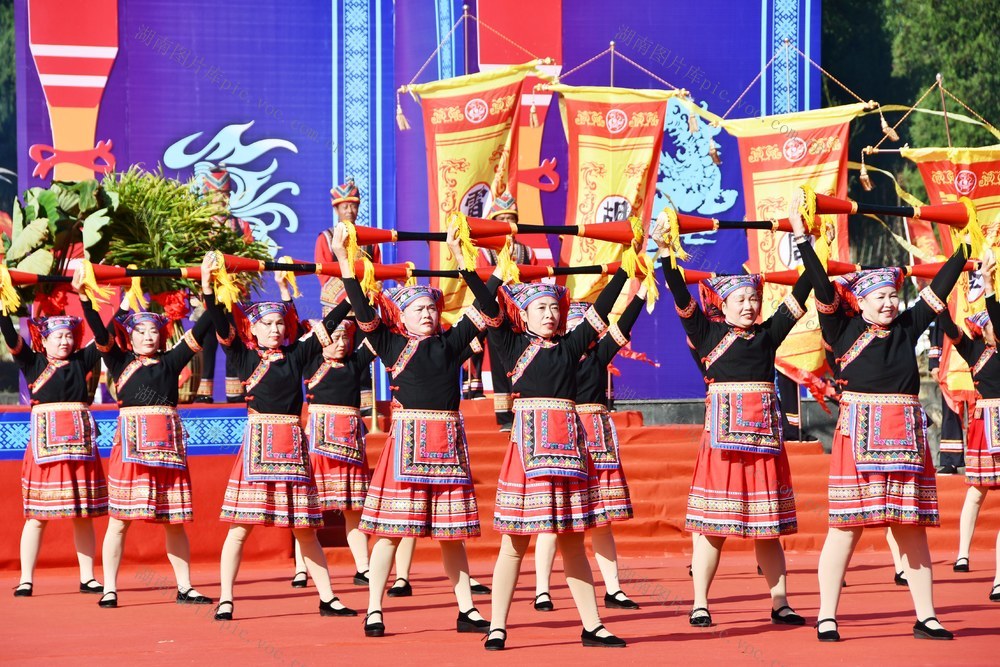 11月28日,在江永县盘王广场,瑶族同胞在表演长鼓舞