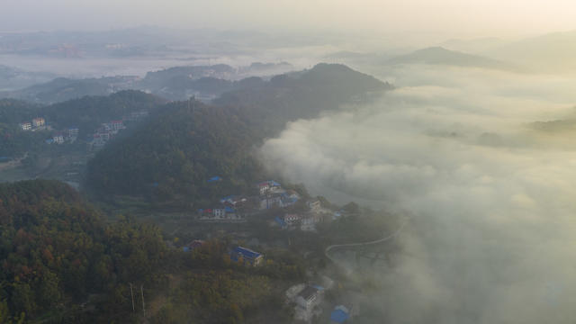 娄底 乡村晨雾 民居、山峦、乡村道路