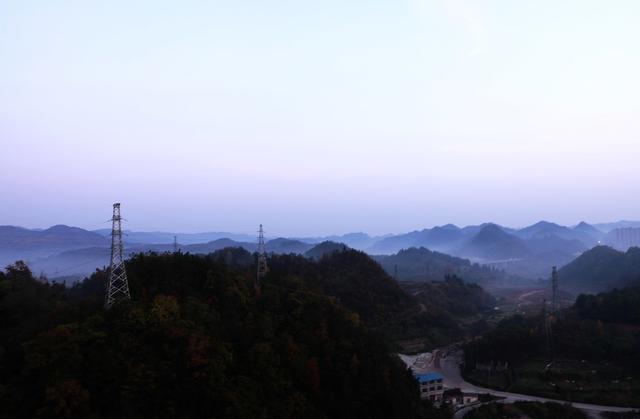 凤凰  沱江镇  大坳村  晨雾缭绕 房舍  山峦  峰林  高架桥  若隐若现  宛若仙境