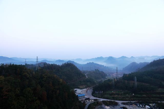 凤凰  沱江镇  大坳村  晨雾缭绕 房舍  山峦  峰林  高架桥  若隐若现  宛若仙境