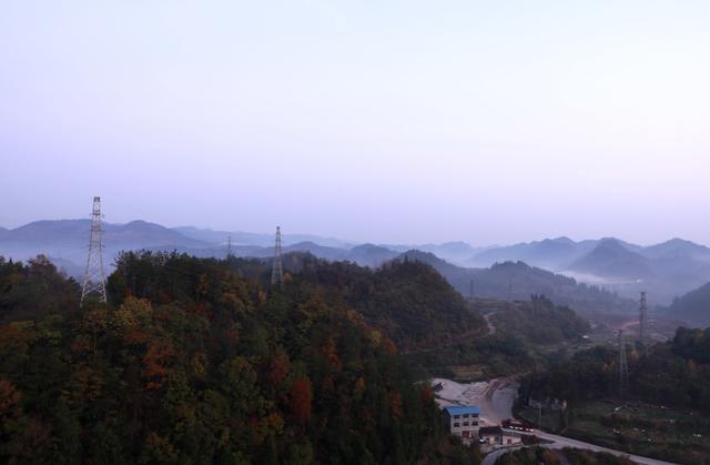 凤凰  沱江镇  大坳村  晨雾缭绕 房舍  山峦  峰林  高架桥  若隐若现  宛若仙境