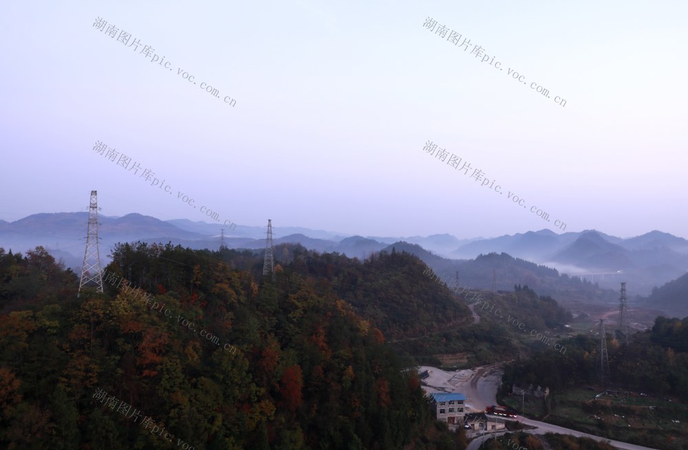 凤凰  沱江镇  大坳村  晨雾缭绕 房舍  山峦  峰林  高架桥  若隐若现  宛若仙境