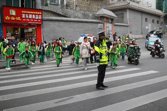 马路 湘西 小学 交警 上学 交通 护学 特警 学生 砂子坳 安全 吉首