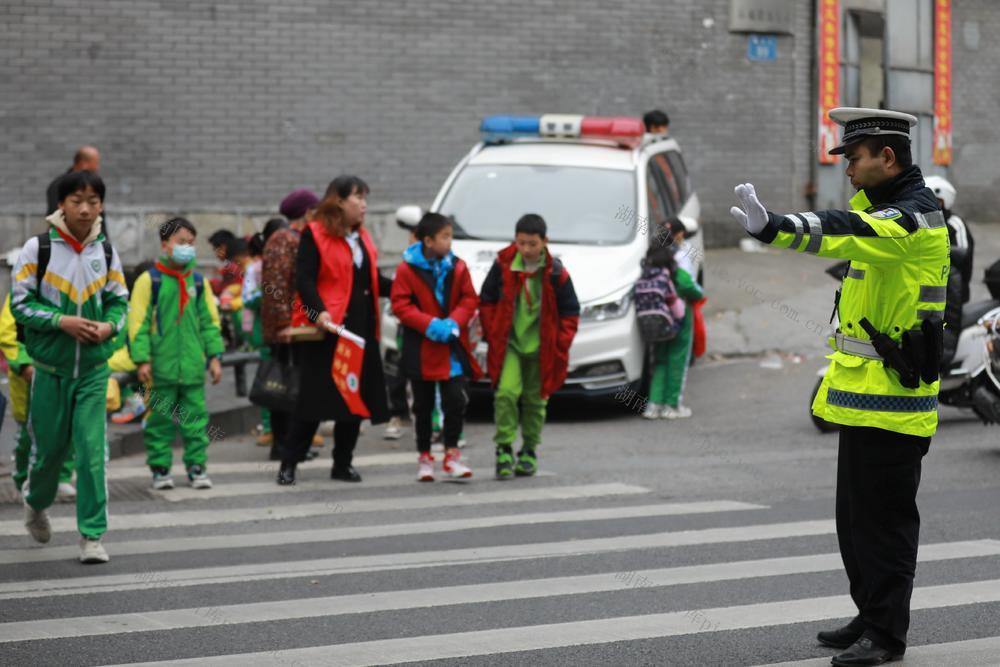 马路 湘西 小学 交警 上学 交通 护学 特警 学生 砂子坳 安全 吉首