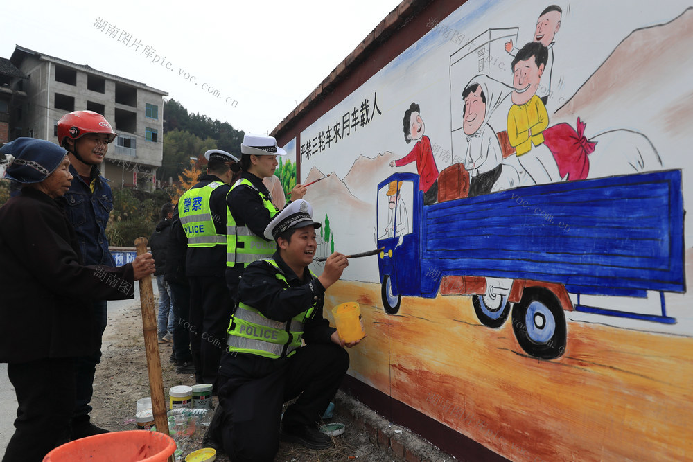 普法 交通 安全 绘制 墙体画  美丽乡村“增彩”