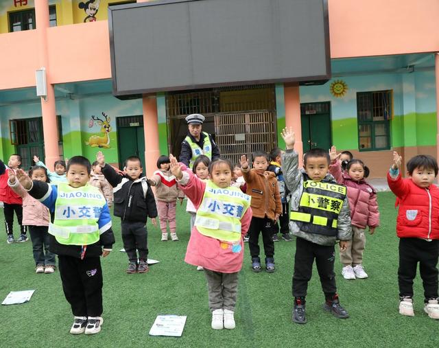   交通宣传进校园       安全知识伴成长