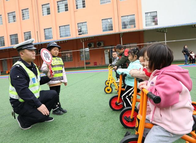  交通宣传进校园       安全知识伴成长