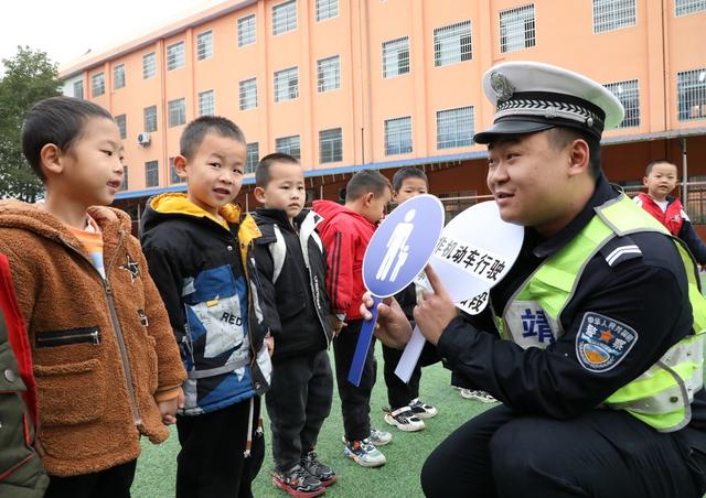   交通宣传进校园       安全知识伴成长
