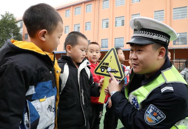   交通宣传进校园       安全知识伴成长