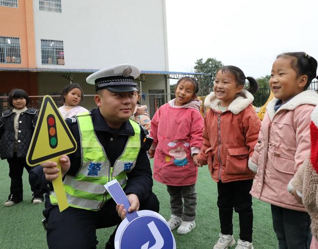  交通宣传进校园       安全知识伴成长