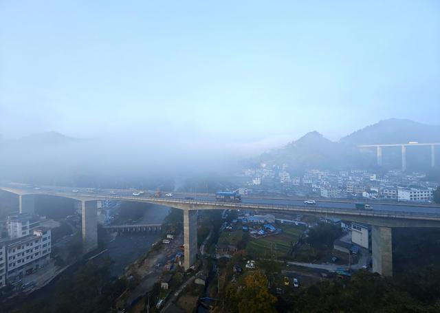  晨雾缭绕  凤凰沱江坪辽段上空 群山  峰林  民居   轻纱曼舞  雾景如画 