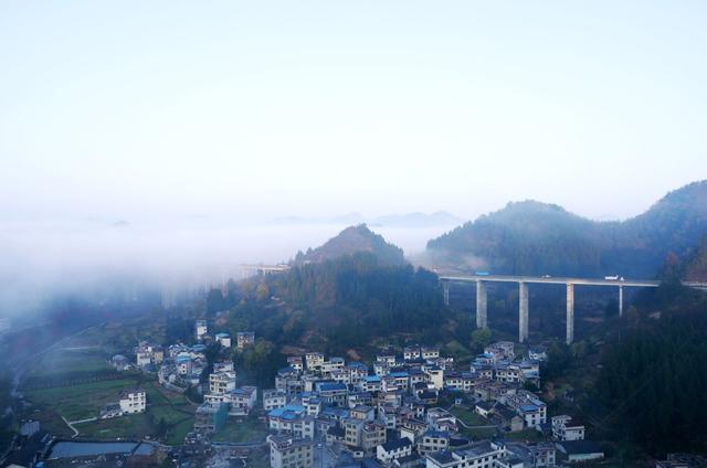  晨雾缭绕  凤凰沱江坪辽段上空 群山  峰林  民居   轻纱曼舞  雾景如画 