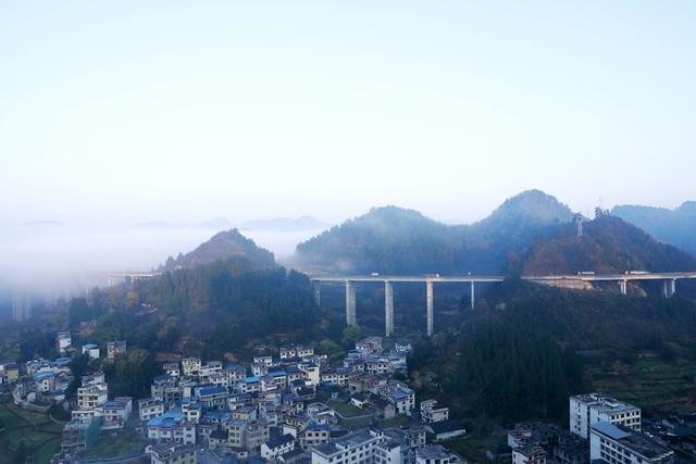  晨雾缭绕  凤凰沱江坪辽段上空 群山  峰林  民居   轻纱曼舞  雾景如画 