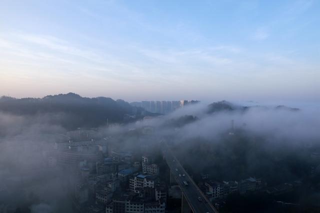  晨雾缭绕  凤凰沱江坪辽段上空 群山  峰林  民居   轻纱曼舞  雾景如画 
