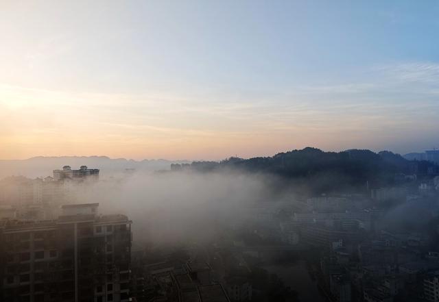  晨雾缭绕  凤凰沱江坪辽段上空 群山  峰林  民居   轻纱曼舞  雾景如画 
