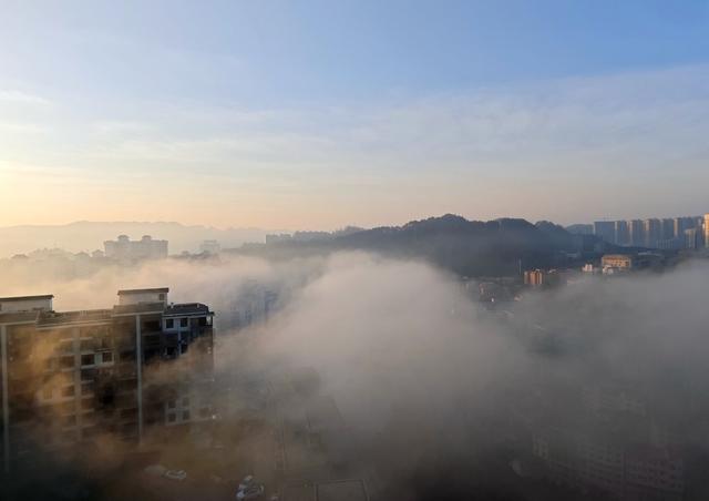  晨雾缭绕  凤凰沱江坪辽段上空 群山  峰林  民居   轻纱曼舞  雾景如画 