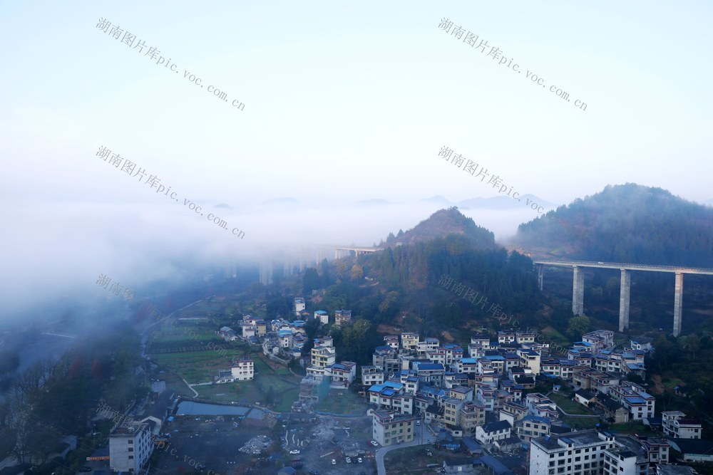  晨雾缭绕  凤凰沱江坪辽段上空 群山  峰林  民居   轻纱曼舞  雾景如画 