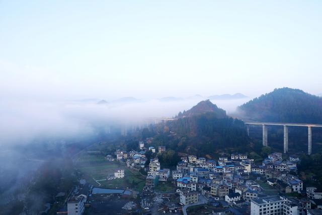  晨雾缭绕  凤凰沱江坪辽段上空 群山  峰林  民居   轻纱曼舞  雾景如画 