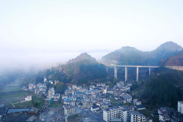  晨雾缭绕  凤凰沱江坪辽段上空 群山  峰林  民居   轻纱曼舞  雾景如画 