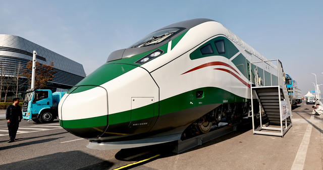 中国湖南轨博会即将开展，4台新型电力机车到位。