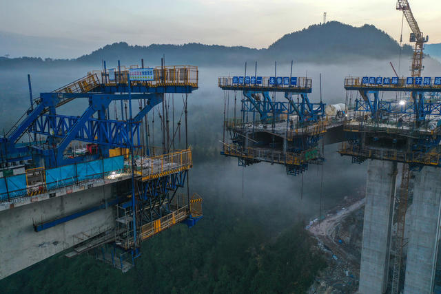 湖南 湘西 龙山 高空 接吻 高速公路 修建 桥梁