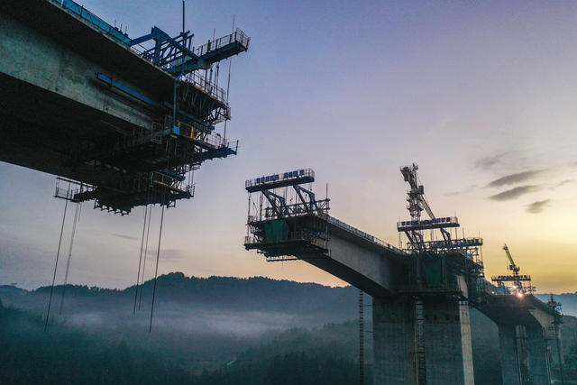 湖南 湘西 龙山 高空 接吻 高速公路 修建 桥梁