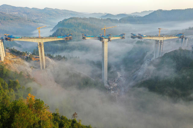 湖南 湘西 龙山 高空 接吻 高速公路 修建 桥梁