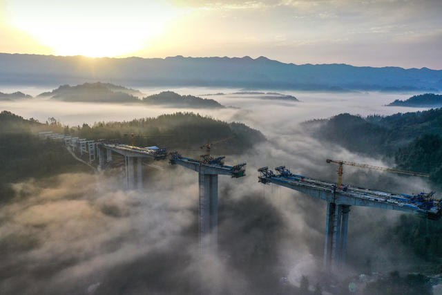 湖南 湘西 龙山 高空 接吻 高速公路 修建 桥梁