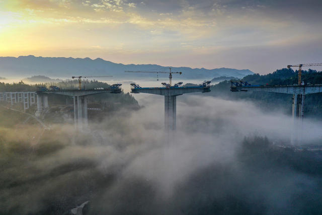 湖南 湘西 龙山 高空 接吻 高速公路 修建 桥梁