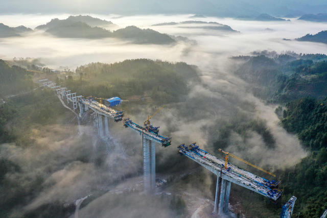 湖南 湘西 龙山 高空 接吻 高速公路 修建 桥梁