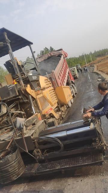 乡村振兴、柏油马路、爱心捐款