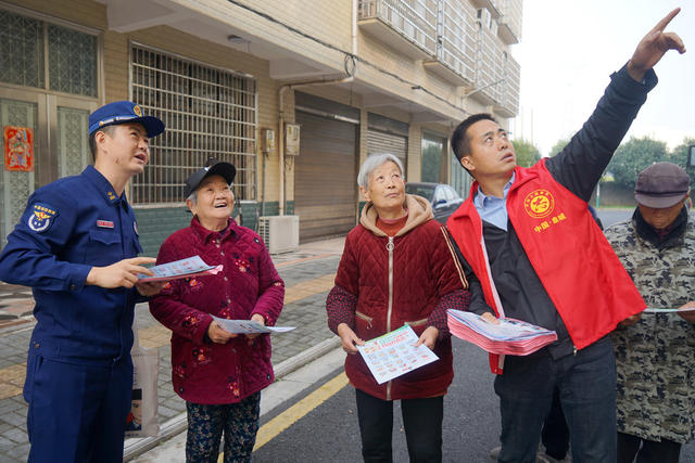 1+1冬季消防宣讲,宣讲消防安全知识,入户宣传,消防员,消防志愿者